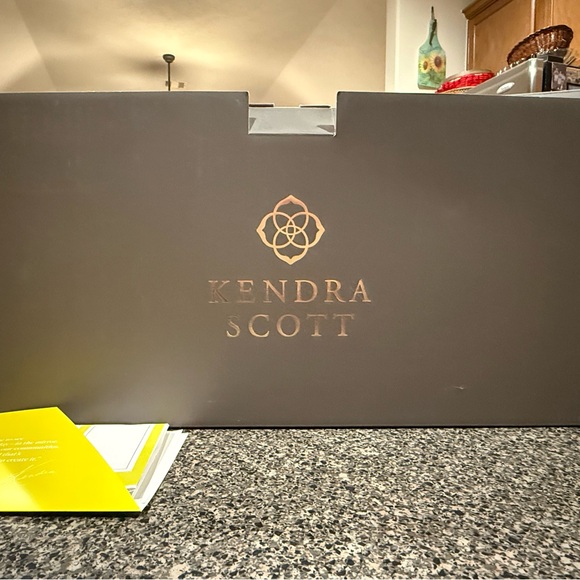 Kendra Scott
Large Antique Brass Jewelry Box In White Lacquer - Picture 3 of 12